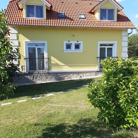 Kondics Apartmanhaz Sárvár Екстериор снимка