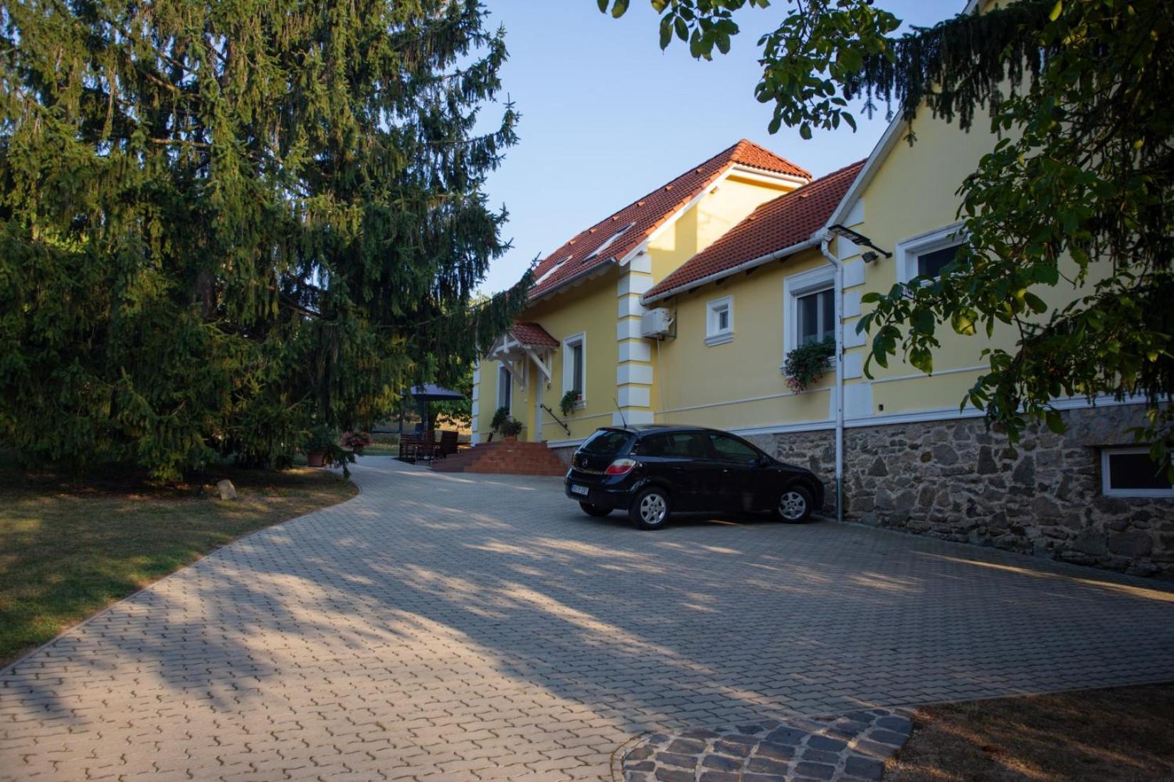 Kondics Apartmanhaz Sárvár Екстериор снимка