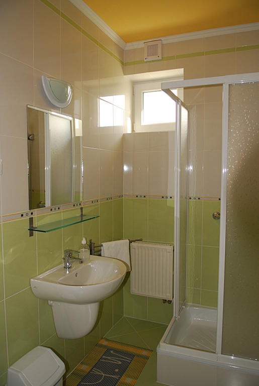 Kondics Apartmanhaz Sárvár Стая снимка